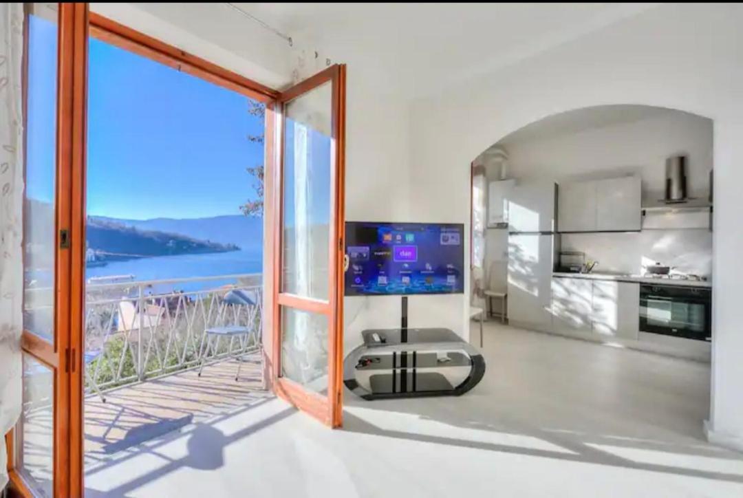 Apartment With View Lake Maggiore/Laveno Mombello Exteriör bild