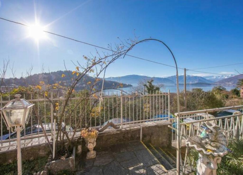 Apartment With View Lake Maggiore/Laveno Mombello Exteriör bild